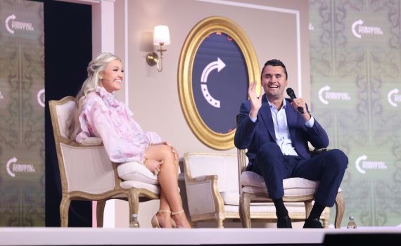 שבוע אחרי מות בעלה: אלמנתו של צ'ארלי קירק בתפקיד חדש