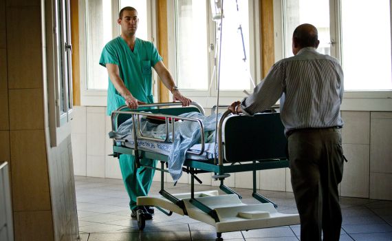 בזמן שהיה במעצר בית על פריצה בבית חולים פרץ שוב. צפו