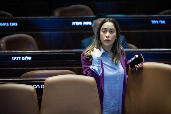 חוקרים פשטו על משרדה של מאי גולן