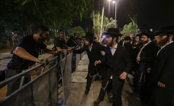 סוער בכלא 10: עשרות חרדים מנסים לשחרר עריקים