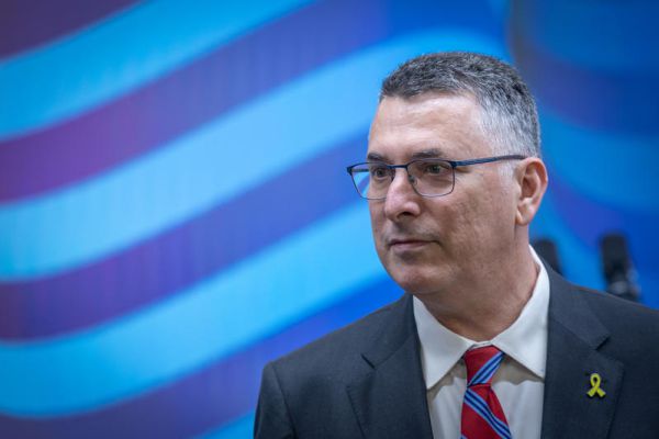 שר החוץ סער חושף: הרש"פ כמעט הכפילה את המשכורות למחבלים