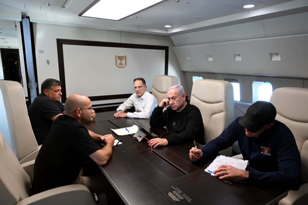 הרשת סוערת: מי האיש "המסתורי" שצולם במטוס ליד נתניהו?