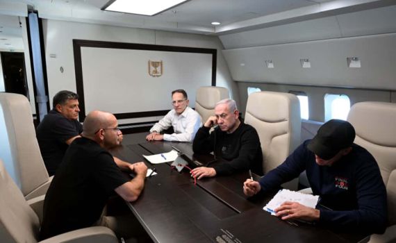 הרשת סוערת: מי האיש "המסתורי" שצולם במטוס ליד נתניהו?