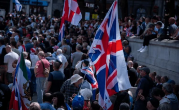 בדרך לכאוס פנימי? הפגנות סוערות משתקות את בריטניה