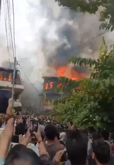 נפאל בלהבות: הממשלה מתפרקת, שרים נמלטים ממפגינים במסוקים