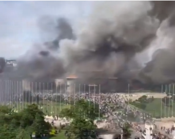 הפיכה בשידור חי: מפגינים בנפאל פרצו לפרלמנט והעלו אותו באש