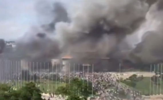 הפיכה בשידור חי: מפגינים בנפאל פרצו לפרלמנט והעלו אותו באש