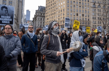 סוריה או אלג'יריה: מכה קשה למוביל ההפגנות האנטישמיות בארה"ב