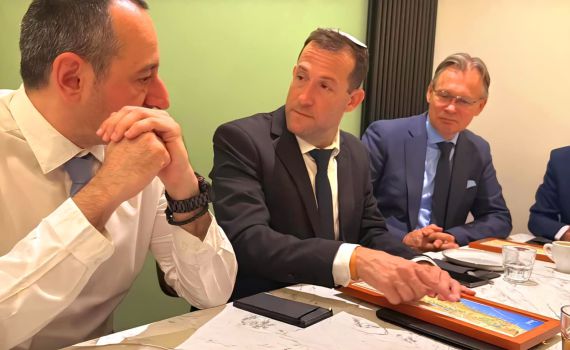 תשובת המתנחלים לפון דר ליין – בבניין הפרלמנט האירופי