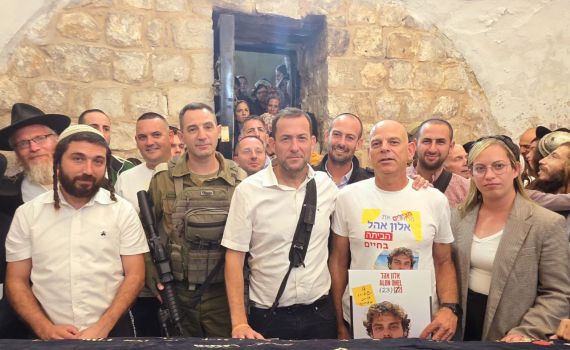 יחד עם אב החטוף: המונים בתפילה להצלחת התמרון בקבר יוסף