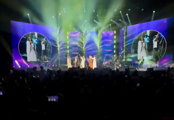 אלפי נשים שרו ורקדו לכלה רחל גולדברג. צפו