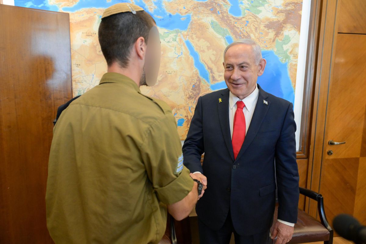 נתניהו ללוחם שחיסל את המחבלים בצומת רמות: "עשית דבר גדול"