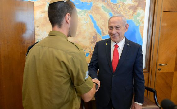 נתניהו ללוחם שחיסל את המחבלים בצומת רמות: "עשית דבר גדול"