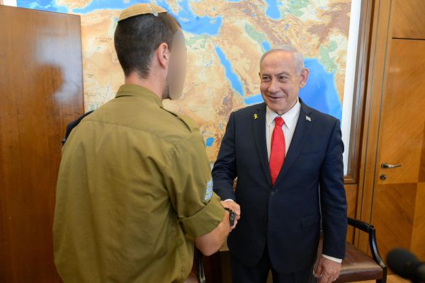 נתניהו ללוחם שחיסל את המחבלים בצומת רמות: "עשית דבר גדול"