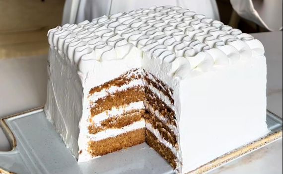 הקינוח שיכבוש את שולחן החג: עוגת דבש עם קרם חלומי