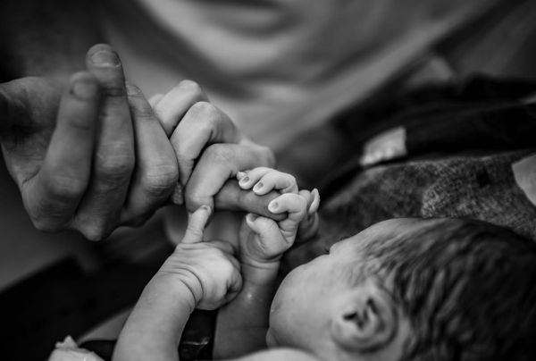 שמחה בבית אדרי: מאור אדרי ואשתו חובקים בת שלישית