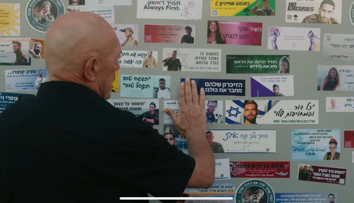 דרישת שלום: שלומי שבת בשיר שמורכב ממשפטי הסטיקרים של הנופלים