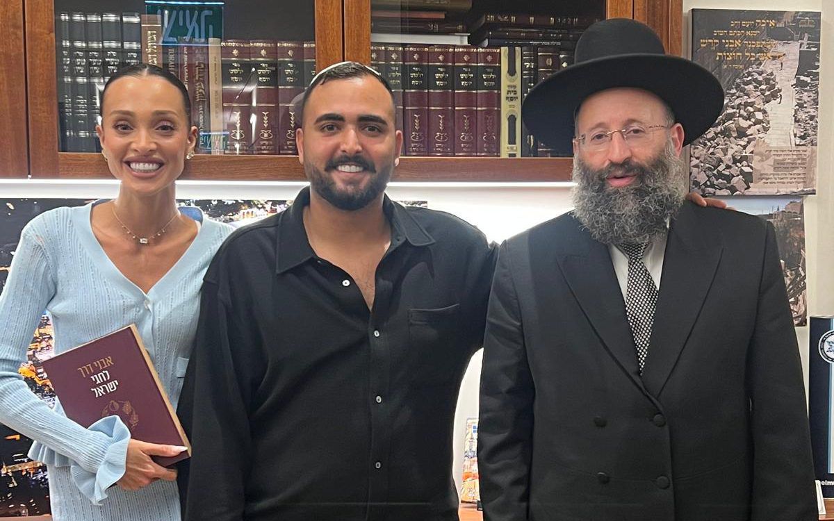 הזוג המאורס אושר כהן ועדן פינס בסליחות עם רב הכותל