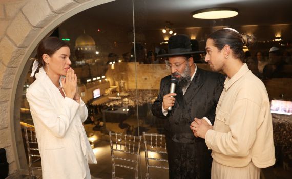 הסלבס בסליחות: נטלי דדון, אור עמרמי והרב שריקי נפגשים בכותל