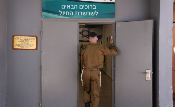 גנץ להנהגה החרדית: "הגיע הזמן לפתוח עיניים"