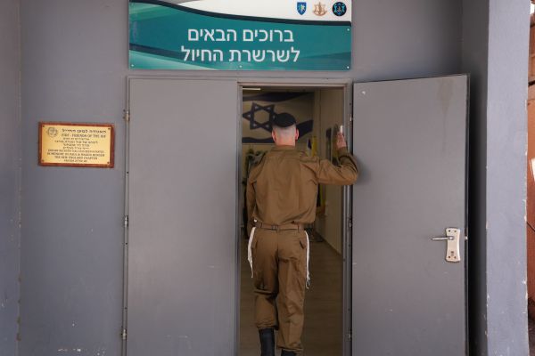 גנץ להנהגה החרדית: "הגיע הזמן לפתוח עיניים"