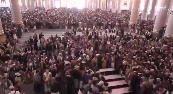 מובלים בארונות: בצנעא קוברים את ממשלת החות'ים