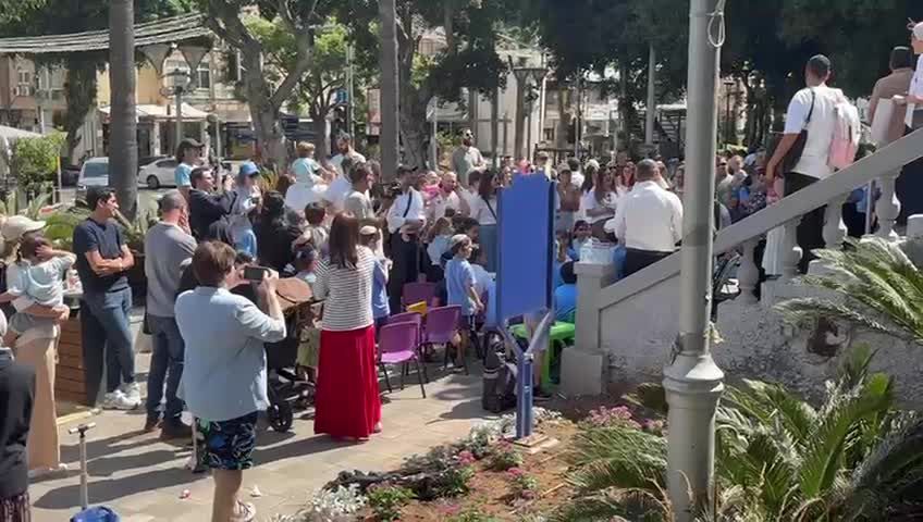 במקום פתיחת שנת הלימודים: 120 תלמידים סרוגים מפגינים ברעננה