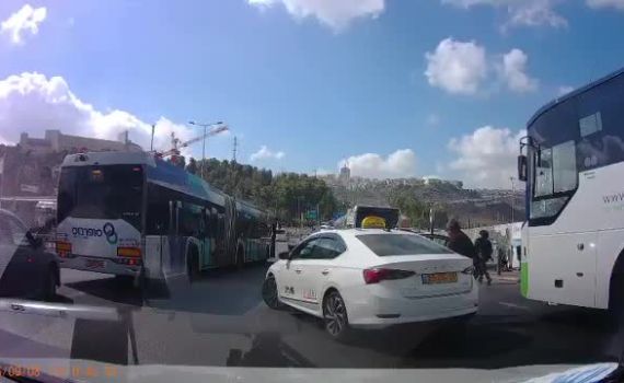 כשהכדורים שורקים מעליו: נהג מונית חילץ אישה מאזור הפיגוע