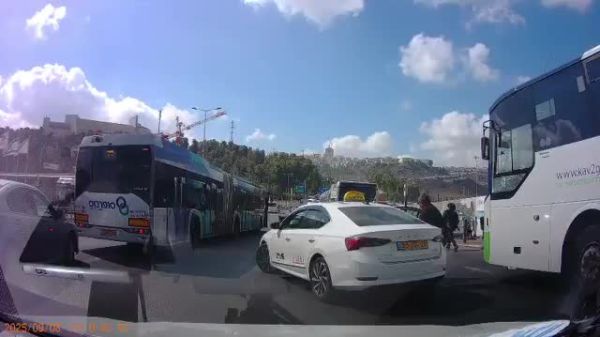 כשהכדורים שורקים מעליו: נהג מונית חילץ אישה מאזור הפיגוע