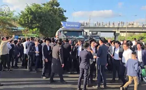 ההפגנה בכביש 4: שוטר נפצע לאחר שהושלך עליו חפץ. צפו