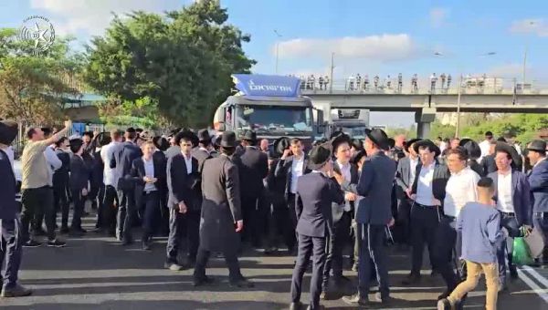 ההפגנה בכביש 4: שוטר נפצע לאחר שהושלך עליו חפץ. צפו