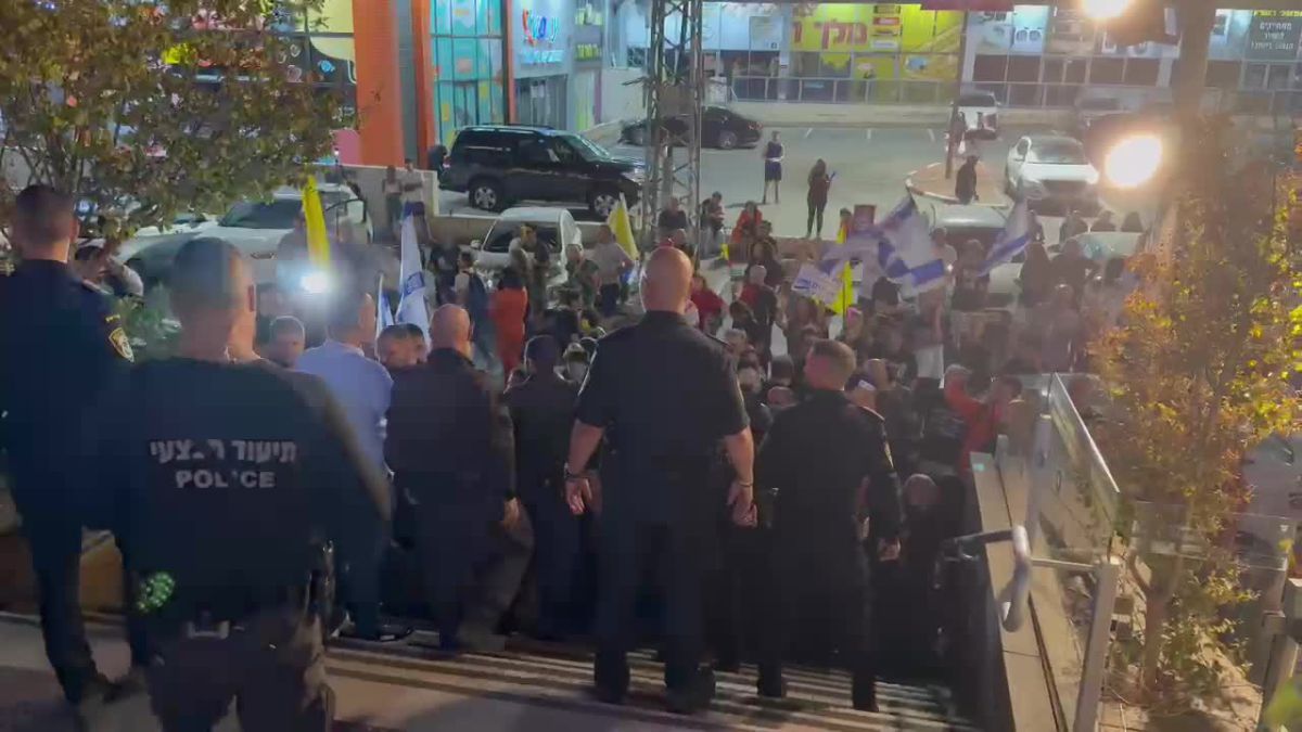 מפגיני שמאל התפרעו בהרמת כוסית של הליכוד