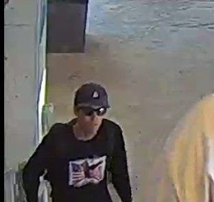 יום אחרי הירי: פורסמה תמונת החשוד ברצח של צ'ארלי קירק