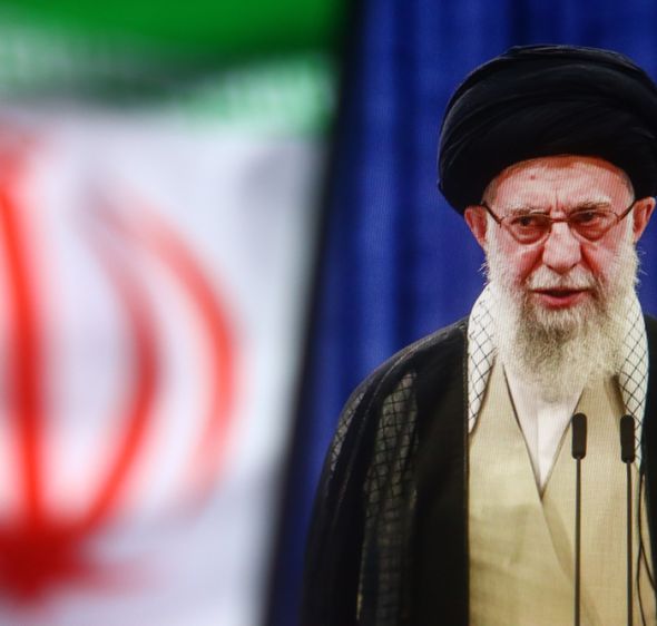 חמינאי מעלה את הכוננות לגבוהה ביותר; טראמפ: "נכה בהם חזק"