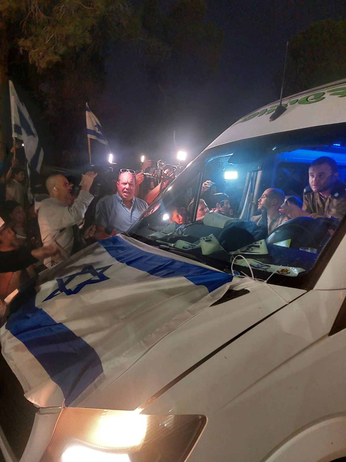 בדרכו הביתה: איתן מור עבר בגוש עציון והתקבל בתשואות. צפו