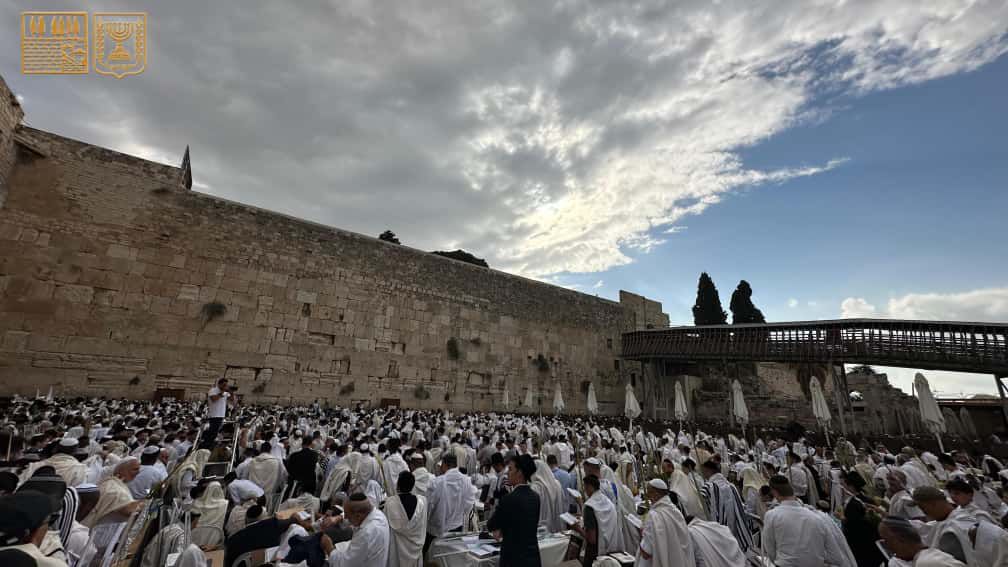 עם שורדי שבי ומשפחות חטופים: צפו במעמד ברכת הכהנים בכותל