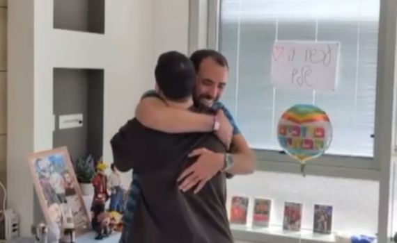 החטוף טל שוהם נפגש עם חבריו לשבי, גיא גלבוע דלאל ואביתר דוד