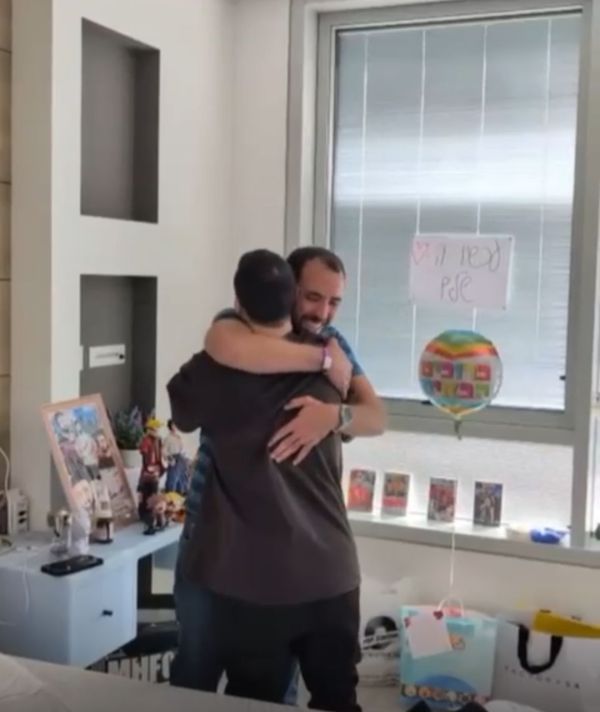 החטוף טל שוהם נפגש עם חבריו לשבי, גיא גלבוע דלאל ואביתר דוד