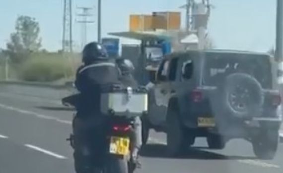 חיסול לאור היום: האופנוען יורה על הג'יפ | צפו