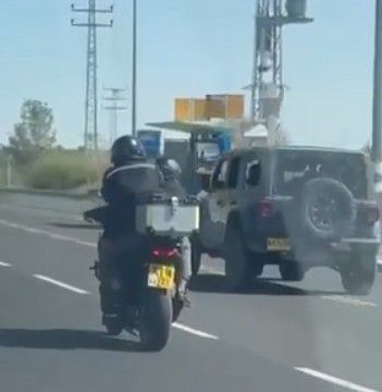 חיסול לאור היום: האופנוען יורה על הג'יפ | צפו