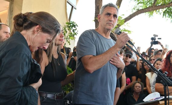 האבא ספד לגיא אילוז בדמעות: "חזרת לחיק משפחתך"