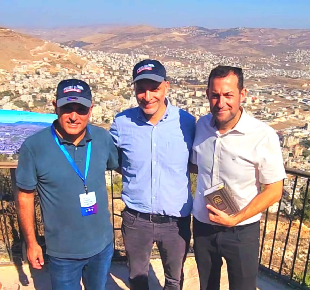 צפו: מפיק הסדרה "חברים" בסיור בשומרון- "הכל מובן"