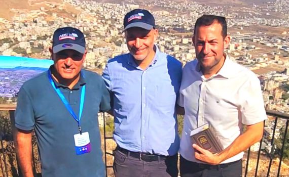 צפו: מפיק הסדרה "חברים" בסיור בשומרון- "הכל מובן"