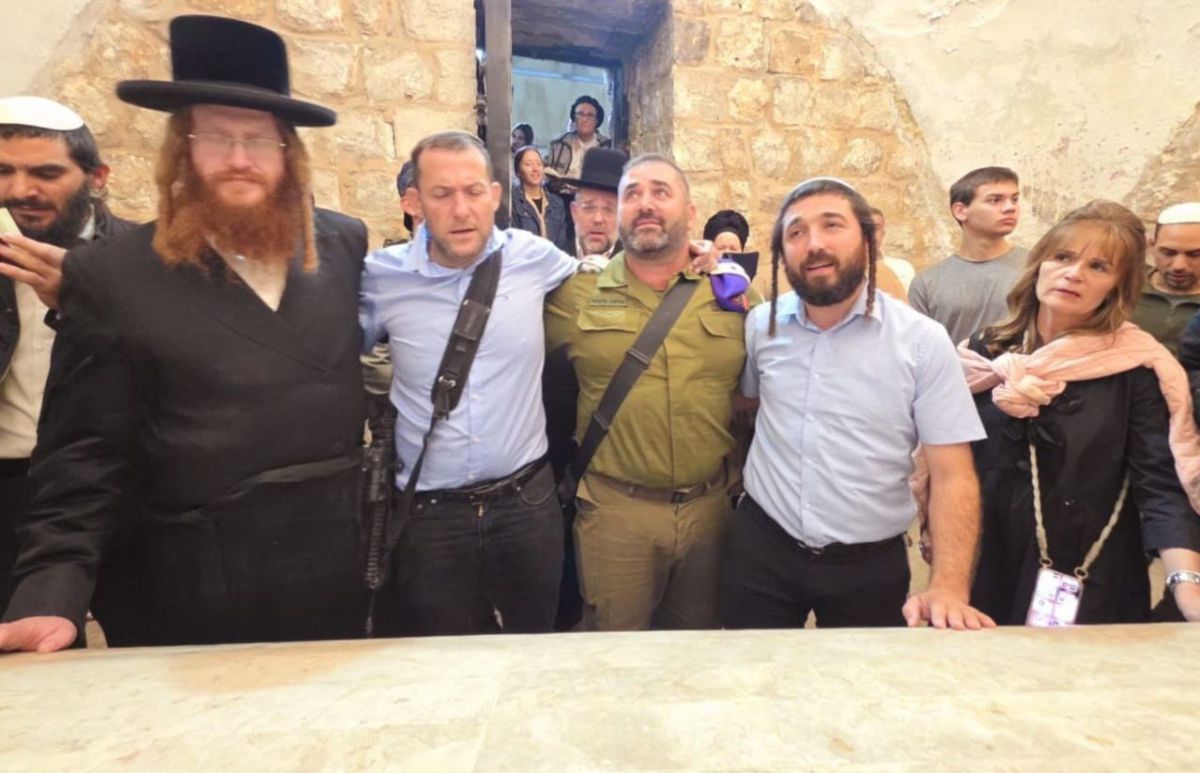 אלפי מתפללים נכנסו הלילה לקבר יוסף לפני ראש חודש חשוון. צפו