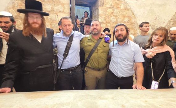 אלפי מתפללים נכנסו הלילה לקבר יוסף לפני ראש חודש חשוון. צפו