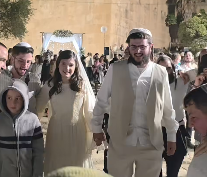 מרגש: הסרוגה שהטריפה את הרשת התחתנה. צפו