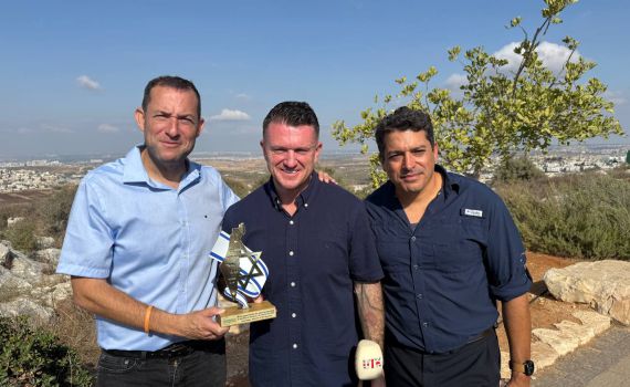 טומי רובינסון בשומרון: "ישראל לא יכולה לוותר על השטח"