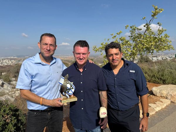 טומי רובינסון בשומרון: "ישראל לא יכולה לוותר על השטח"