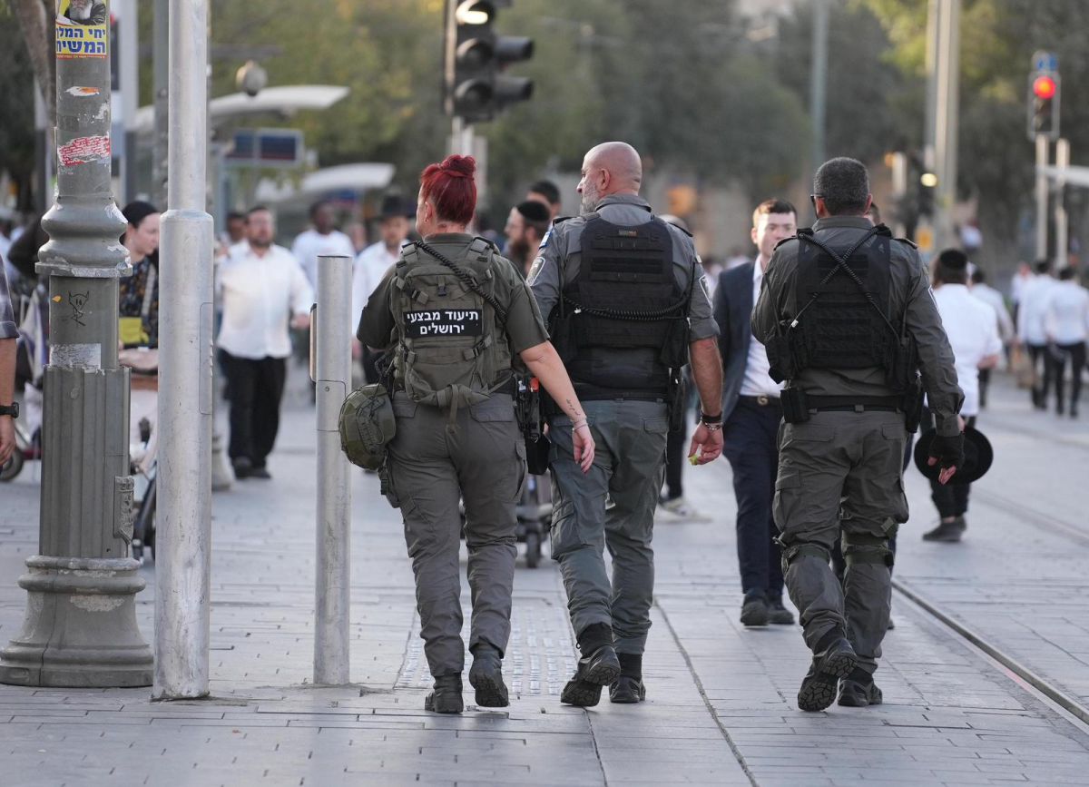 אלימות חמורה: שוטר נפצע מאבן שזרקו לעברו מפגינים חרדים