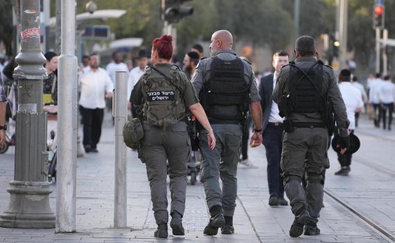 אלימות חמורה: שוטר נפצע מאבן שזרקו לעברו מפגינים חרדים